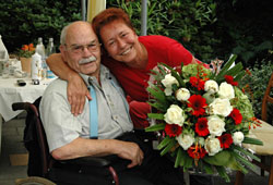 Renate Matthiesen gratuliert Heinz Hillemacher